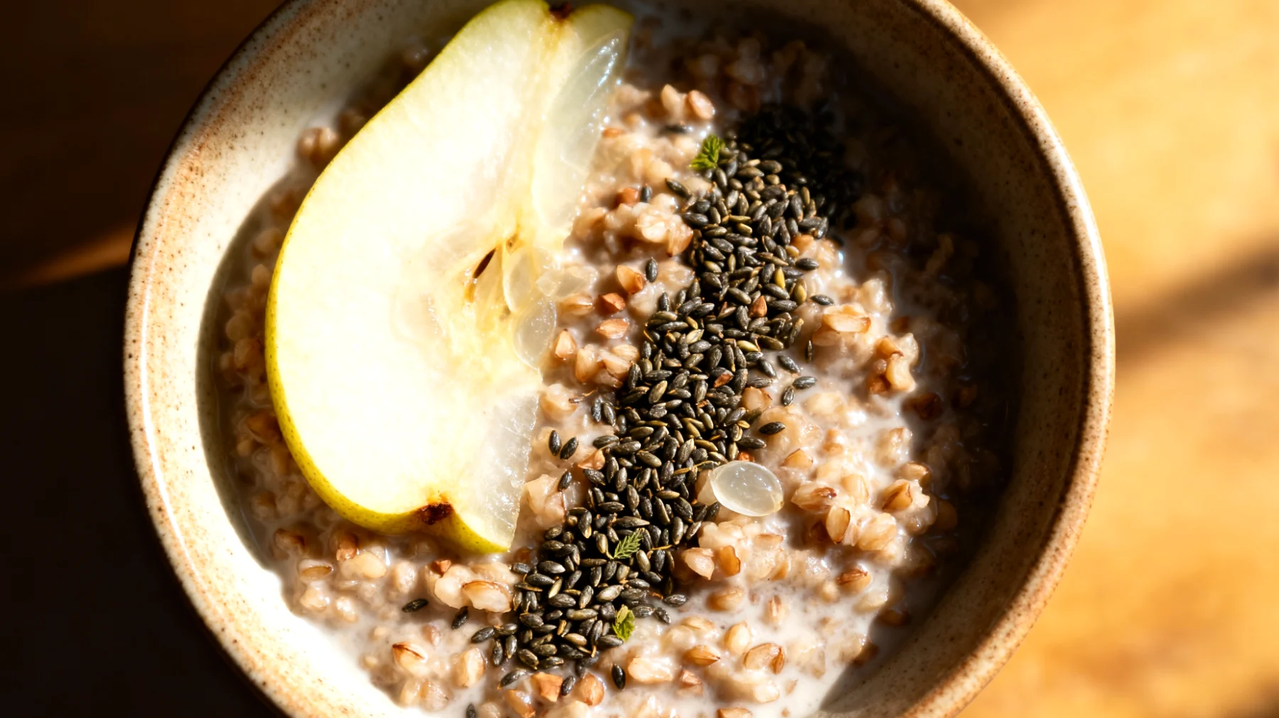 Buchweizen-Porridge mit Brennnesselsamen und Birne"
