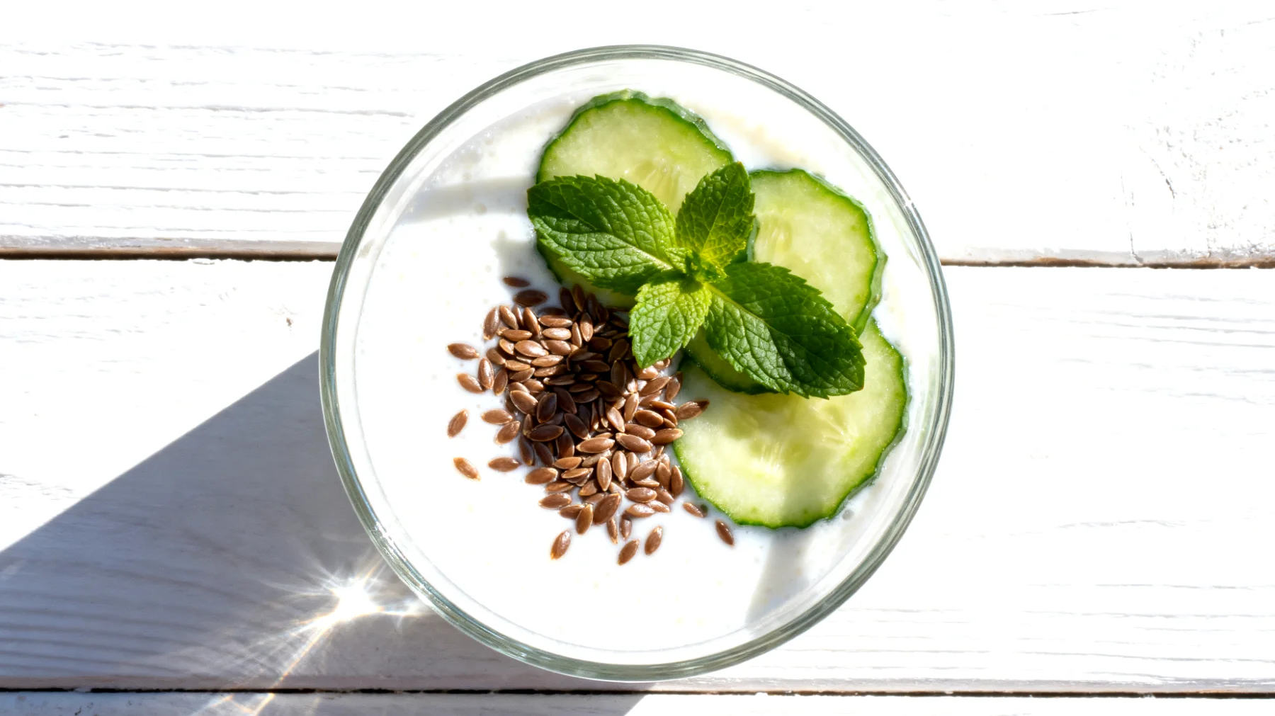 Kefir-Smoothie mit Leinsamen, Gurke und frischer Minze"