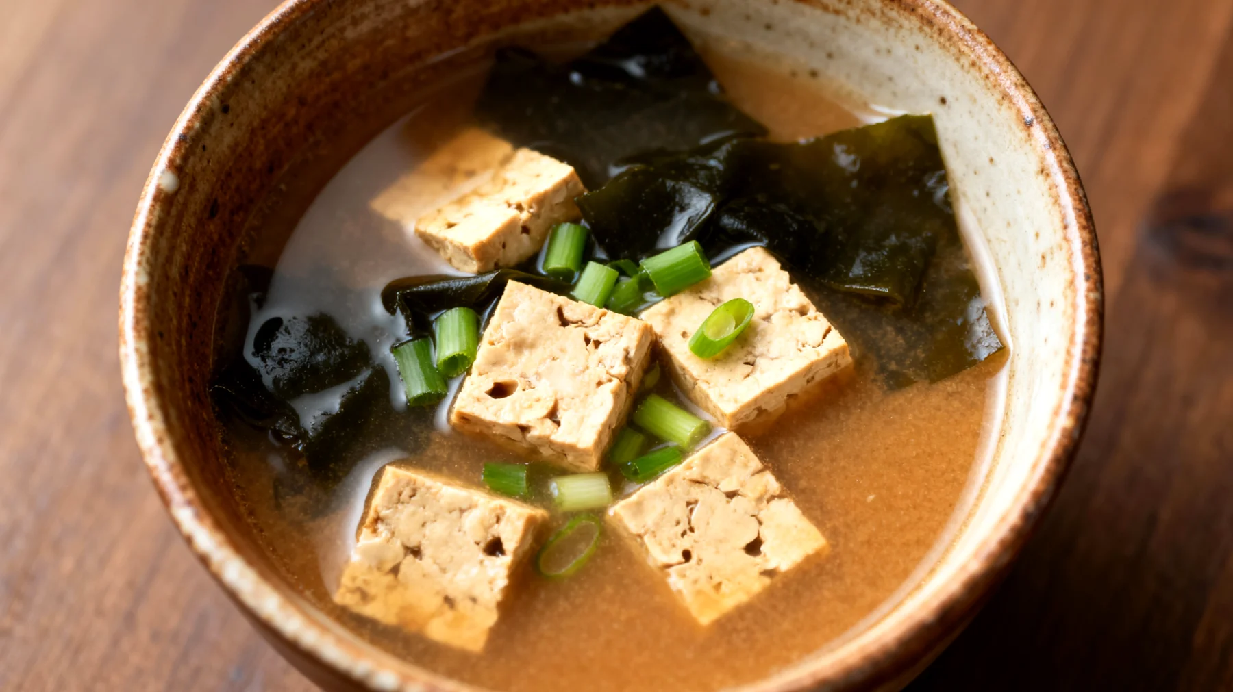 Miso-Suppe mit Tempeh und Seetang (Wakame)"